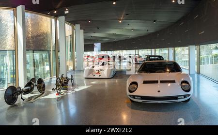 Varano de' Melegari, Italie (25 mars 2024) - la galerie d'exposition à l'intérieur de l'Académie de Dallara (2018, architecte A. Femia) avec une Lamborghini Miura Banque D'Images