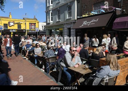 Clients buvant devant le pub Dorset Arms dans Gardner Street dans les laines Nord de Brighton Banque D'Images