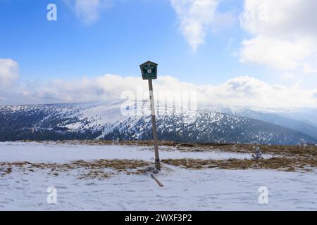 Aucune entrée, ne pas entrer. Zone paysagère protégée dans les montagnes Jeseniky, République tchèque, Tchéquie - nature préservée marquée par un panneau, interdiction, f Banque D'Images