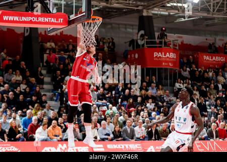 Reggio Emilia, Italie. 30 mars 2024. Stefano Tonut (Olimpia Milano) pendant UNAHOTELS Reggio Emilia vs EA7 Emporio Armani Milano, match italien de basket-ball Serie A à Reggio Emilia, Italie, mars 30 2024 crédit : Agence photo indépendante/Alamy Live News Banque D'Images