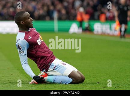 Moussa Diaby d'Aston Villa célèbre avoir marqué le but d'ouverture du match lors du match de premier League à Villa Park, Birmingham. Date de la photo : samedi 30 mars 2024. Banque D'Images