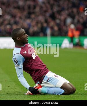 Moussa Diaby d'Aston Villa célèbre avoir marqué le but d'ouverture du match lors du match de premier League à Villa Park, Birmingham. Date de la photo : samedi 30 mars 2024. Banque D'Images