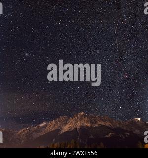 Ciel nocturne au-dessus de la montagne des Alpes dans le sud de l'Allemagne Banque D'Images
