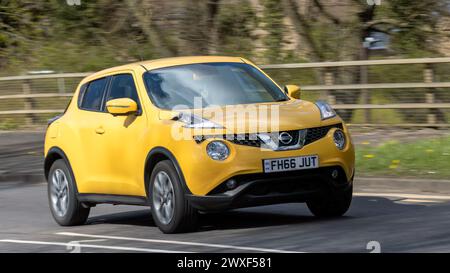 Milton Keynes, UK-Mar 30th 2024 : 2017 jaune Nissan Juke voiture conduisant sur une route britannique Banque D'Images