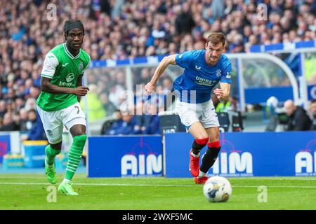 Glasgow, Royaume-Uni. 30 mars 2024. Les Rangers affrontent Hibernian au Ibrox Stadium, Glasgow, Écosse, Royaume-Uni dans un match de premier rang écossais. Les Rangers sont actuellement deuxièmes dans la ligue et une victoire les placerait en tête, au-dessus de leurs plus proches rivaux, le Celtic. Hibernian, actuellement 6e, a besoin de points pour maintenir cette position avant la scission saisonnière dans quelques semaines. Crédit : Findlay/Alamy Live News Banque D'Images