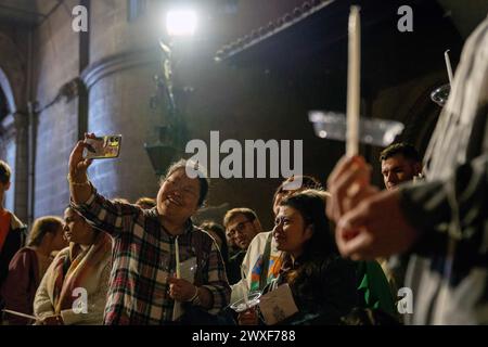 Beyoglu, Istanbul, Turquie. 30 mars 2024. Une femme catholique prend un selfie avec son téléphone portable avant que le rituel ne commence par le «service de la lumière» à la tenue Église Antoine de Padoue le samedi Saint avec une bougie le 30 mars 2024. Crédit : ZUMA Press, Inc/Alamy Live News Banque D'Images