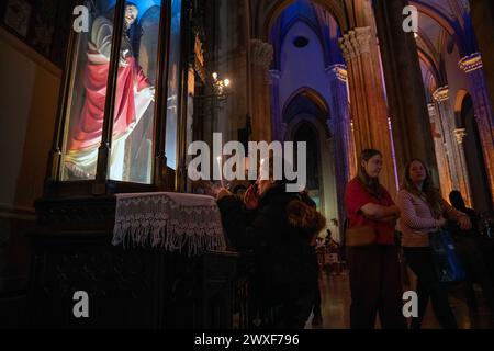 Beyoglu, Istanbul, Turquie. 30 mars 2024. Une femme catholique prie dans la préparation Église Antoine de Padoue le samedi Saint avec une bougie le 30 mars 2024. Crédit : ZUMA Press, Inc/Alamy Live News Banque D'Images