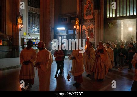 30 mars 2024, Beyoglu, Istanbul, Turquie : le samedi Saint, un rite de lumière a eu lieu à la réunion L'église Antony de Padoue, connue localement sous le nom d'sent Antuan, est la plus grande église catholique d'Istanbul. Le rituel commence par le « service de la lumière ». Le prêtre, vêtu de sa robe blanche, vient devant le feu qui brûle devant l'église avec une bougie de pâques et allume la bougie de pâques. La première bougie allumée est considérée comme le symbole du Christ Jésus cette année. Le rite de lumière est le rite glorieux du salut dans la résurrection du Christ Jésus. Crédit : ZUMA Press, Inc/Alamy Live News Banque D'Images