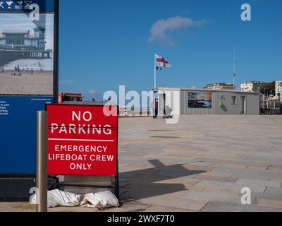 Mars 2024, samedi de Pâques - pas de panneau de stationnement à la gare Lifebaot à Weston-super-Mare, North Sommerset, Angleterre, Royaume-Uni. Banque D'Images