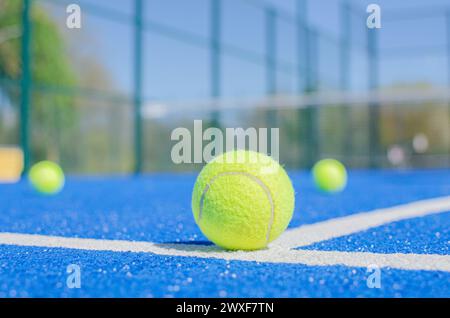 vue en surface d'un court de paddle-tennis bleu Banque D'Images