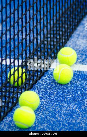 filet d'un court de paddle-tennis bleu et cinq balles Banque D'Images