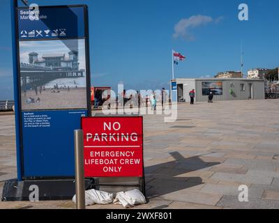 Mars 2024, samedi de Pâques - pas de panneau de stationnement à la gare Lifebaot à Weston-super-Mare, North Sommerset, Angleterre, Royaume-Uni. Banque D'Images