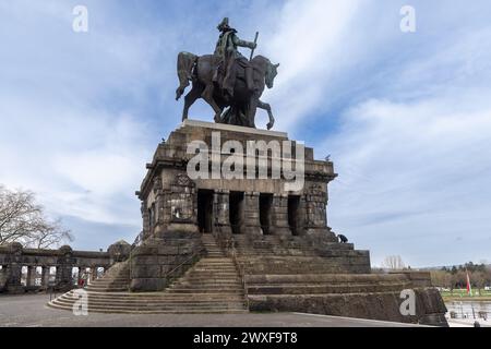 Une immense statue de l'empereur Guillaume Ier à Coblence au point de rencontre des rivières Moselle et Rhin Banque D'Images