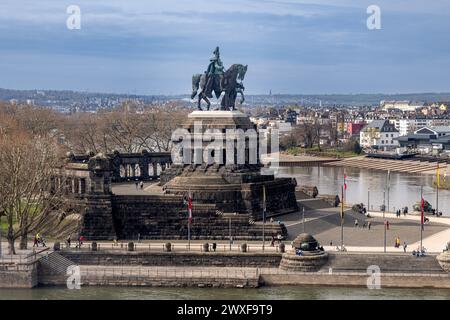 Une immense statue de l'empereur Guillaume Ier à Coblence au point de rencontre des rivières Moselle et Rhin Banque D'Images