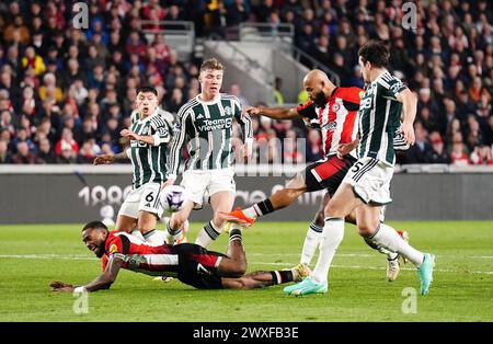 Bryan Mbeumo de Brentford tente un tir au but lors du premier League match au Gtech Community Stadium de Londres. Date de la photo : samedi 30 mars 2024. Banque D'Images