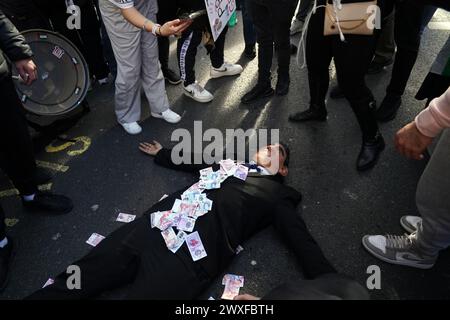 Centre de Londres, 30 mars 2024, Royaume-Uni : aujourd'hui, des dizaines de milliers de personnes ont défilé de Russell Square à Trafalgar Square, sur ce qui est maintenant la onzième marche consécutive à Londres, exigeant un cessez-le-feu à Gaza. La marche est restée pacifique. Crédit : Natasha Quarmby/Alamy Live News Banque D'Images