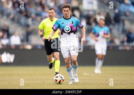 Chester, Pennsylvanie, États-Unis. 30 mars 2024. Le milieu de terrain du Minnesota United FC Wil Trapp (20 ans) contrôle le ballon pendant la deuxième moitié d'un match de la MLS contre l'Union de Philadelphie au Subaru Park à Chester, en Pennsylvanie. Kyle Rodden/CSM/Alamy Live News Banque D'Images