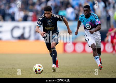 Chester, Pennsylvanie, États-Unis. 30 mars 2024. Nathan Harriel (26 ans), défenseur de l'Union de Philadelphie, contrôle le ballon lors de la deuxième moitié d'un match de la MLS contre le Minnesota United FC au Subaru Park à Chester, en Pennsylvanie. Kyle Rodden/CSM/Alamy Live News Banque D'Images