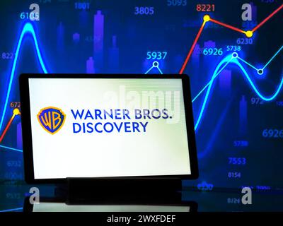 Allemagne - 30 mars 2024 : dans cette illustration photo, Warner Bros. Discovery, logo Inc affiché sur une tablette Banque D'Images