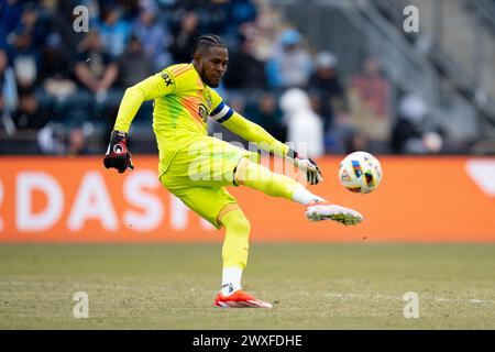 Chester, Pennsylvanie, États-Unis. 30 mars 2024. Le gardien de Philadelphie Union Andre Blake (18 ans) frappe le ballon lors de la deuxième moitié d'un match de la MLS contre le Minnesota United FC au Subaru Park à Chester, Pennsylvanie. Kyle Rodden/CSM/Alamy Live News Banque D'Images