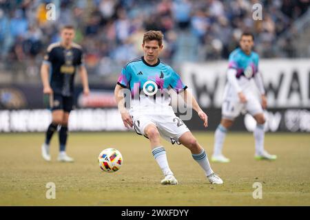 Chester, Pennsylvanie, États-Unis. 30 mars 2024. Le milieu de terrain du Minnesota United FC Wil Trapp (20 ans) contrôle le ballon pendant la deuxième moitié d'un match de la MLS contre l'Union de Philadelphie au Subaru Park à Chester, en Pennsylvanie. Kyle Rodden/CSM/Alamy Live News Banque D'Images