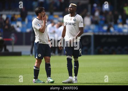 Naples, Italie. 30 mars 2024. Victor Osimhen et Giovanni Simeone de la SSC Napoli à la fin du match de Serie A entre la SSC Napoli et Atalanta BC au Stadio Diego Armando Maradona Naples Italie le 30 mars 2024. Crédit:Franco Romano/Alamy Live News Banque D'Images