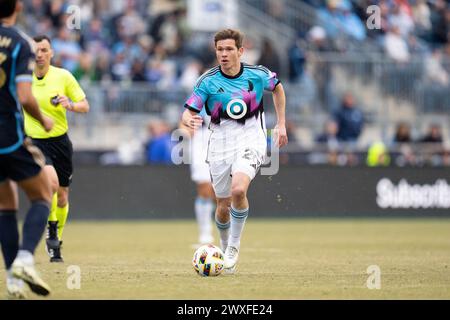 Chester, Pennsylvanie, États-Unis. 30 mars 2024. Le milieu de terrain du Minnesota United FC Wil Trapp (20 ans) contrôle le ballon pendant la deuxième moitié d'un match de la MLS contre l'Union de Philadelphie au Subaru Park à Chester, en Pennsylvanie. Kyle Rodden/CSM/Alamy Live News Banque D'Images