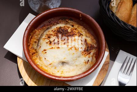 Plat traditionnel Moussaka des Balkans servi avec du pain frais en poterie.. Photo de haute qualité Banque D'Images