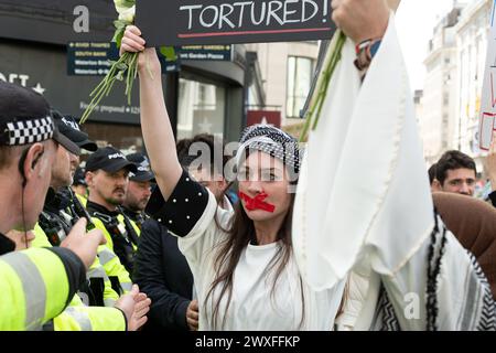 Londres, Royaume-Uni. 30 mars 2024. Des dizaines de milliers de partisans de la Palestine défilent à travers le centre de Londres jusqu'à Trafalgar Square pour appeler à un cessez-le-feu et à la fin du soutien britannique et américain au siège, au bombardement et à l'invasion de Gaza par Israël après une attaque par des militants du Hamas. Organisé par une coalition de groupes comprenant la Palestine Solidarity Campaign, Stop the War Coalition, les amis d'Al Aqsa et CND, l'événement coïncidait avec la Journée de la Terre, une commémoration annuelle par les Palestiniens du meurtre de manifestants non armés, dont la moitié étaient des femmes, qui s'opposaient aux plans israéliens de confiscation de terres en 1976. Crédit : Ron Fass Banque D'Images