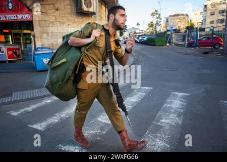 12-25-2014 Jérusalem, IST Jérusalem : magnifique soldat avec cigarette, mitrailleuse aта grand sac sur l'épaule Banque D'Images