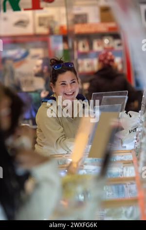 25-2012 jérusalem. Jeune femme soldat en vêtements kaki achetant magasin de bijoux et souriant Banque D'Images