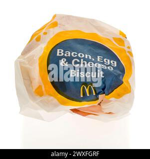 Winneconne, WI - 30 mars 2024 : un paquet de McDonalds bacon oeuf et sandwich au fromage biscuit petit déjeuner sur un fond isolé. Banque D'Images