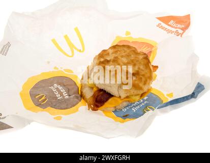 Winneconne, WI - 30 mars 2024 : un paquet de McDonalds bacon oeuf et sandwich au fromage biscuit petit déjeuner sur un fond isolé. Banque D'Images