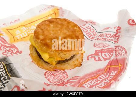 Winneconne, WI - 30 mars 2024 : un paquet de saucisses sandwich Hardees petit-déjeuner, oeufs, fromage et bisuit sur un fond isolé. Banque D'Images