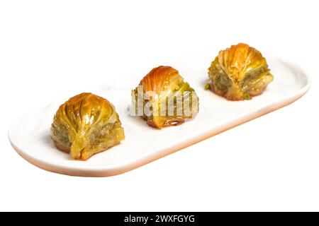 Baklava de moules avec pistaches isolé sur fond blanc. Spécialités de la cuisine turque. Dessert Ramadan. nom local midye baklava Banque D'Images