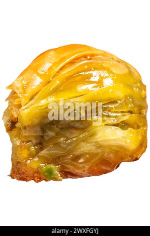 Baklava de moules avec pistaches isolé sur fond blanc. Spécialités de la cuisine turque. Dessert Ramadan. Il tient une tranche de baklava sur la fourchette Banque D'Images