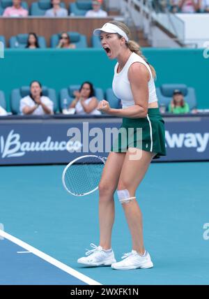 Miami, États-Unis d'Amérique. 30 mars 2024. MIAMI GARDENS, FLORIDE - MARS 30 : Danielle Collins, des États-Unis, réagit contre Elena Rybakina, du Kazakhstan, lors de la finale féminine de l'Open de Miami au Hard Rock Stadium le 30 mars 2024 à Miami (photo Alberto E. Tamargo/Sipa USA) crédit : Sipa USA/Alamy Live News Banque D'Images