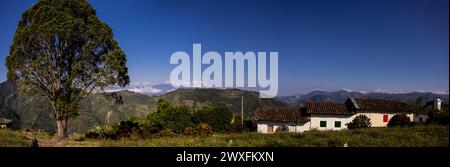 Panorama des belles montagnes de la chaîne centrale dans la municipalité de Salamina situé sur le département de Caldas en Colombie Banque D'Images