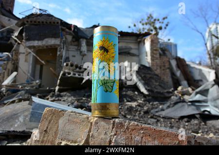 Kiev, Ukraine. 30 mars 2024. Un étudiant artiste dessine une image de la façon dont les étudiants et les bénévoles nettoient les décombres du bâtiment détruit de l'Académie d'État des arts décoratifs et appliqués et du design de Kiev. (Photo par Aleksandr Gusev/SOPA images/SIPA USA) crédit : SIPA USA/Alamy Live News Banque D'Images