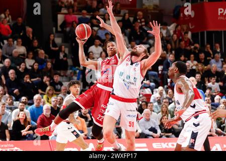 Reggio Emilia, Italie. 30 mars 2024. Devon Hall (Olimpia Milano) pendant UNAHOTELS Reggio Emilia vs EA7 Emporio Armani Milano, match italien de basket-ball Serie A à Reggio Emilia, Italie, mars 30 2024 crédit : Agence photo indépendante/Alamy Live News Banque D'Images