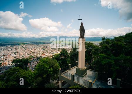 Statue du Christ au sommet de la colline du Cerro San Bernardo - Salta, Argentine. Photo de haute qualité Banque D'Images