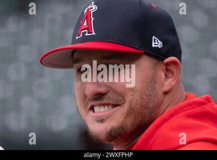 Baltimore, États-Unis. 30 mars 2024. BALTIMORE, MD - MARS 30 : Mike Trout (27), joueur du centre des Angels de Los Angeles, avant un match MLB entre les Orioles de Baltimore et les Angels de Los Angeles, le 30 mars 2024, à Orioles Park à Camden Yards, à Baltimore, Maryland. (Photo de Tony Quinn/SipaUSA) crédit : Sipa USA/Alamy Live News Banque D'Images