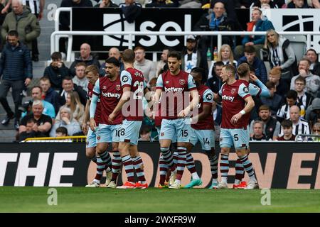 Newcastle, Royaume-Uni. 30 mars 2024. Jarrod Bowen de West Ham United célèbre avec ses coéquipiers après avoir marqué lors du match de premier League entre Newcastle United et West Ham United James's Park, Newcastle le samedi 30 mars 2024. (Photo : Mark Fletcher | mi News) crédit : MI News & Sport /Alamy Live News Banque D'Images