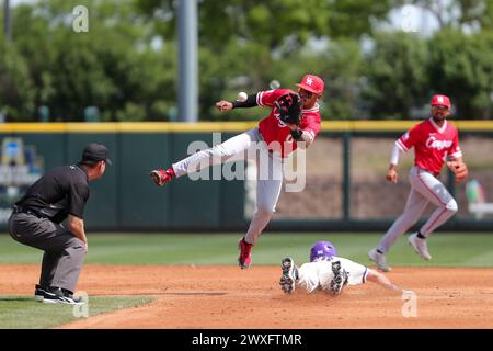 Arlington, Texas, États-Unis. 30 mars 2024. HAROLD Coll (0) de Houston saute pour attraper une tentative de vol par LOGAN MAXWELL (22) de TCU alors que son coéquipier COBY DEJESUS (3) court pour sauvegarder le lancer lors du troisième match d'une série de trois matchs au stade Lupton Baseball de TCU à Fort Worth samedi. TCU a remporté les trois matchs. Le deuxième arbitre de la base, AJ WENDEL, surveille de près la tentative d'étiquette. (Crédit image : © Brian McLean/ZUMA Press Wire) USAGE ÉDITORIAL SEULEMENT! Non destiné à UN USAGE commercial ! Banque D'Images