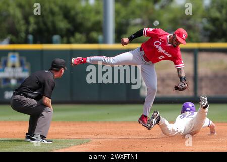 Arlington, Texas, États-Unis. 30 mars 2024. HAROLD Coll (0) de Houston atteint une tentative de vol de deuxième base par LOGAN MAXWELL (22) de TCU lors du troisième match d'une série de trois matchs au stade de baseball Lupton de TCU à Fort Worth samedi. TCU a remporté les trois matchs. Le deuxième arbitre de la base, AJ WENDEL, surveille de près la tentative d'étiquette. (Crédit image : © Brian McLean/ZUMA Press Wire) USAGE ÉDITORIAL SEULEMENT! Non destiné à UN USAGE commercial ! Banque D'Images