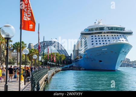 Navire de croisière Ovation of the Seas amarré devant le pont portuaire de Sydney, Nouvelle-Galles du Sud, Australie, mardi 12 mars, 2024.photo : David Rowland Banque D'Images