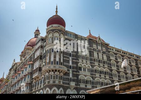 Taj Mahal hôtel célèbre bâtiment de la partie touristique à Mumbai, Inde. Façade de l'hôtel Taj Mahal Palace dans le quartier de Colaba. Photo de voyage, vue sur la rue Banque D'Images