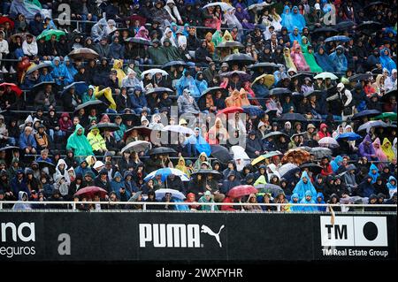 Valencia, Espagne. 30 mars 2024. Valencia cf fans sous la pluie en action lors de la Liga EA Sport saison régulière Round 30 le 29 mars 2024 au stade Mestalla (Valencia, la Liga EA Sport saison régulière Round 30 le 29 mars 2024). 30/3/24 Note finale : Valencia CF 0 : 0 RCD Mallorca Allemand Vidal Ponce (photo par German Vidal/Sipa USA) crédit : Sipa USA/Alamy Live News Banque D'Images