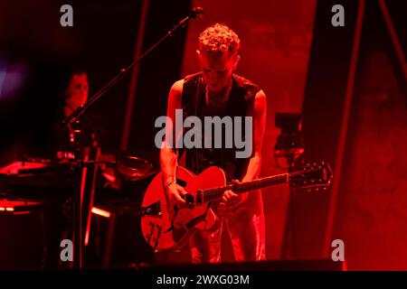 Milan, Italie. 30 mars 2024. Martin Gore de Depeche mode se produit en direct au Mediolanum Forum à Milan. (Photo de Mairo Cinquetti/SOPA images/SIPA USA) crédit : SIPA USA/Alamy Live News Banque D'Images