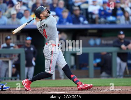 30 MARS 2024 : Carlos Correa (4), arrêt court des Twins du Minnesota, regarde un trajet vers le centre profond au Kauffman Stadium de Kansas City, Missouri. Jon Robichaud/CSM. Banque D'Images